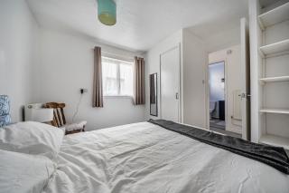 Bright 2-bed Bristol home with garden and parking - 4