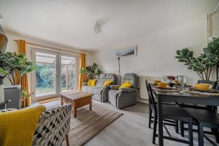 Bright 2-bed Bristol home with garden and parking - 8