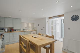 Modern Townhouse with Private Parking Dartmouth - 4