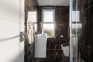 Stylish & Spacious Home in the Heart of Leeds - 3