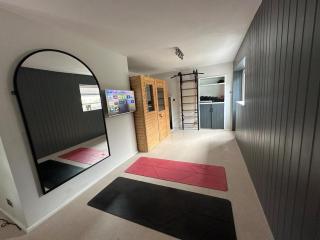 Luxury 3 bed cottage with Sauna, Chobham, sleeps 6 - 9