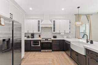 Peacock Palace Brand New Heated and Chilled Pool Golf Gym - 1