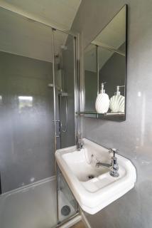 Cosy Hut with Sea Views & Outdoor Shower - 3