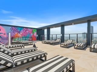 Luxury Sky Retreat Southport - 4