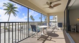 Mariner's Boathouse and Beach Resort by CoolVacay - 4