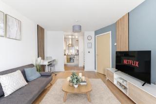 Modern 1 Bedroom Apartment with Balcony - City Centre - Free Parking, Fast WiFi and 50'' Smart TV by Yoko Property - 2