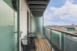 Modern 1 Bedroom Apartment with Balcony - City Centre - Free Parking, Fast WiFi and 50'' Smart TV by Yoko Property - 4