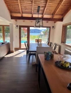 Casa con costa al lago Nahuel Huapi con pileta - 2