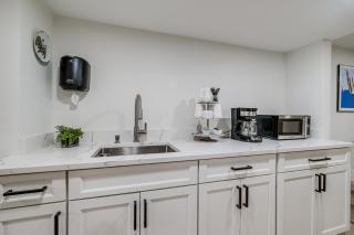 15 Mi to The White House! Modern Apt with Deck - 1