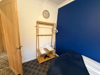 Calm 2BR Bungalow w Garden, Parking & Fast Wi-Fi - 8