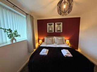 Calm 2BR Bungalow w Garden, Parking & Fast Wi-Fi - 3