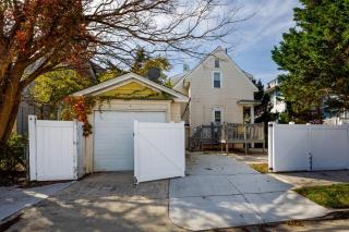 Spacious Beach House Steps to Sand with free private parking - 7