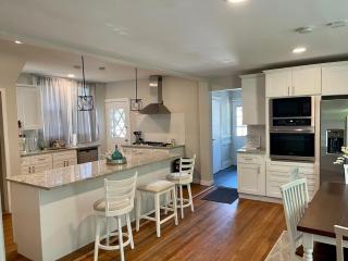 Spacious Beach House Steps to Sand with free private parking - 4