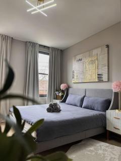 4 BEDS Private Patio Central Modern Stay - 9