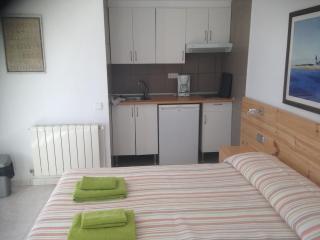 Independent Room in private villa with view1 - 1