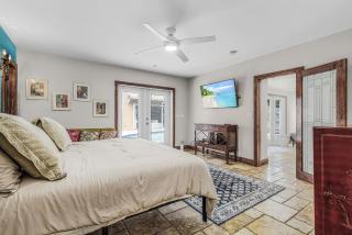 Family Pool Home With Guesthouse - 1