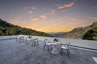 The Hilltop Retreat Hotel - 1