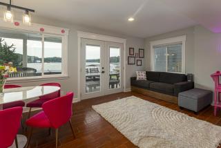 Girly 3BR Lake House w Hot Tub & Kayaks - 3