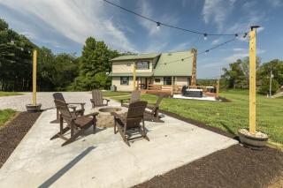 Country Chateau w Hot Tub Near Wine Trail - 8