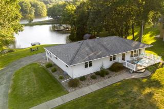 Classic Lakeside Vacation Sleeps 9 - 0