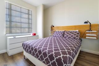 Coastal 2BR Escape | Walk to Beach & 2 Queen Beds - Miami Beach - 3