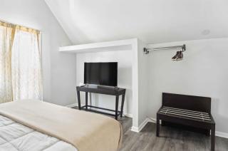 Downtown Detroit 2BR | King, WiFi, Parking - 7