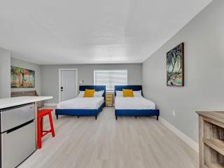 Beachside 1BR in Hollywood | Parking + WiFi - 8