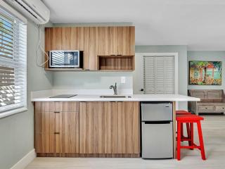 Beachside 1BR in Hollywood | Parking + WiFi - 7