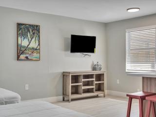 Beachside 1BR in Hollywood | Parking + WiFi - 2