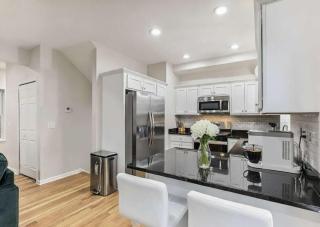 Modern Spacious 5 Bed 4 Bath Home Near Downtown - 8