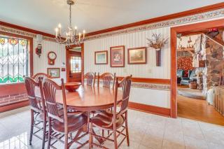 Dalton Retreat w Deck, Fire Pit and 6 Smart TVs - 8