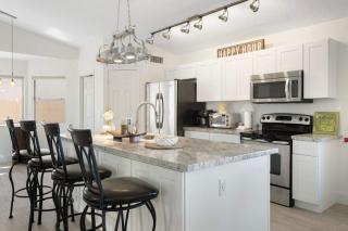 Modern 4BR Oasis with Pool Huge Yard&Putting Green - 9