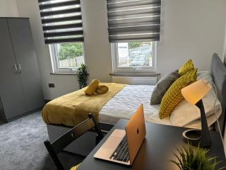 S1 Ensuite Room Shared Kitchen & Living Area, NHS & Contractor Friendly - 0