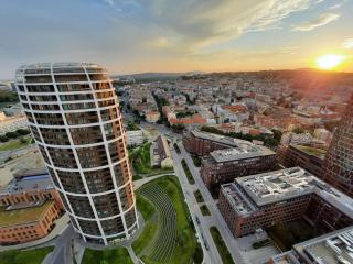 18th floor skyline view apartment with fireplace and free parking - 6