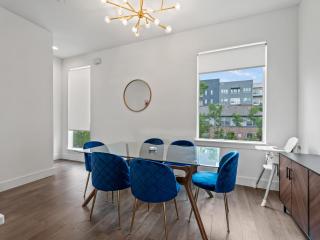 Modern Dallas Townhome with Private Rooftop, City View, Private Parking & Grill - 7
