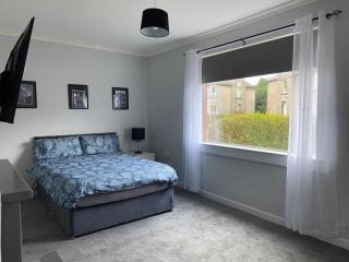 3BR Sleeps 6 Free Parking Near Glasgow City Centre - 4