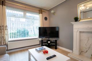 Woodhouse Stays for contractors & Families with free parking & fast WI-FI, modern - 6