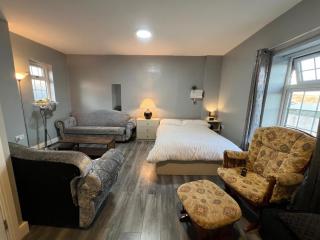 Central Spacious Studio - 2 Sofa Beds - 3 Min Walk to City Centre - 3