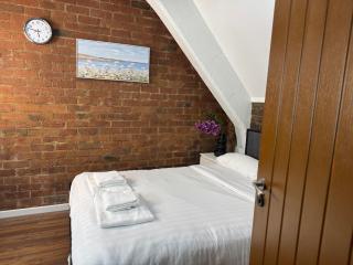 City Centre - Sleeps 6 - Bars, Parking & Netflix - 1