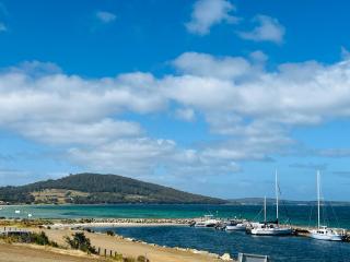 Beachcomber-Bruny Island Water Front Views - 2