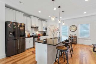 stunning 3 Bedroom Home Just Minutes Away From Downtown - 3