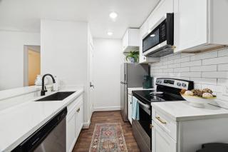 Upscale Private Studio Near Med Center - 7