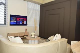 Sandton Celestial Apartment Power Backup Water Backup,Rooftop pool,Walk to Sandton City - 7