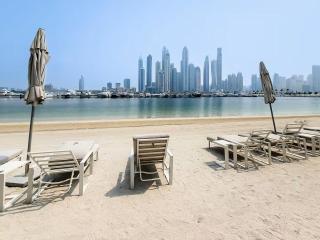 Vogue Emaar Beachfront Beach Vista near JBR and Palm Jumeirah, One Bedroom Apartment with Balcony and Private Beach, Access to all Amenities - 7