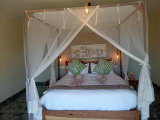 Chalets along Zambezi River - Enjoy Game & Canoeing Safaris as well as Boat Cruises & Fishing - Starlink Internet & Backup available - 0