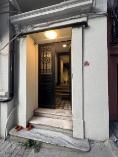TAKSiM Ground Floor - 3 BEDROOM - 1 Living Room - Full Kitchen - 6