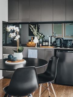 Bright and Cosy Apartment with Luxe Rooftop Pool - 2