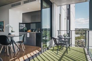 Bright and Cosy Apartment with Luxe Rooftop Pool - 1