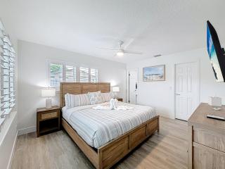 Heated Saltwater Pool Retreat Near PGA Sleeps 8 - 3