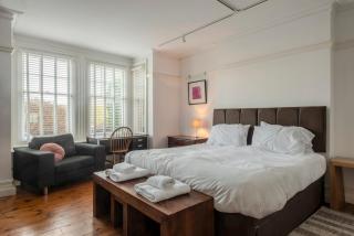 Montefiore -Characterful 2 bed ground floor apartment - patio and street easy parking - Short walk to park - 9